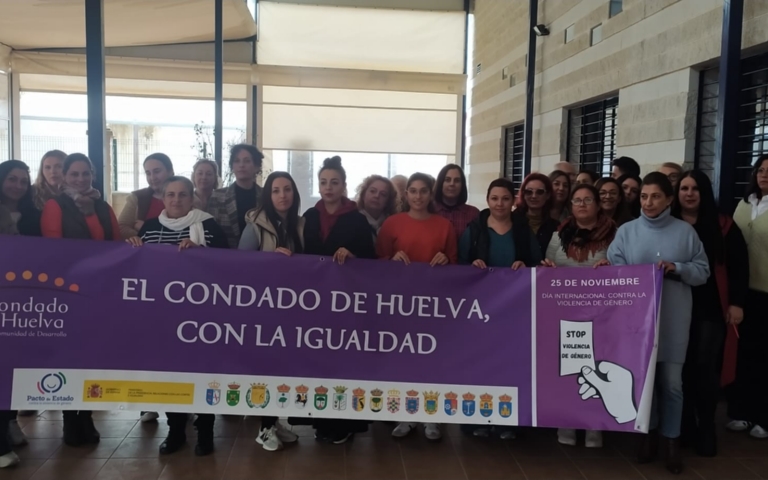 El personal de la entidad guardó un minuto de silencio en memoria de las 41 mujeres y 8 niños/as asesinados en nuestro país, víctima de la violencia de género, en lo que va de 2024.